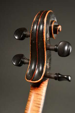 Übungs-Violine oder sog. Stumme Geige, deutsch um 1900, L. 60cm, B. 19cm, alte rep. Bruchstelle am Korpus, spielbereit mit Bogen in antikem Kasten, min. Alters- und Gebrauchsspuren - photo 13