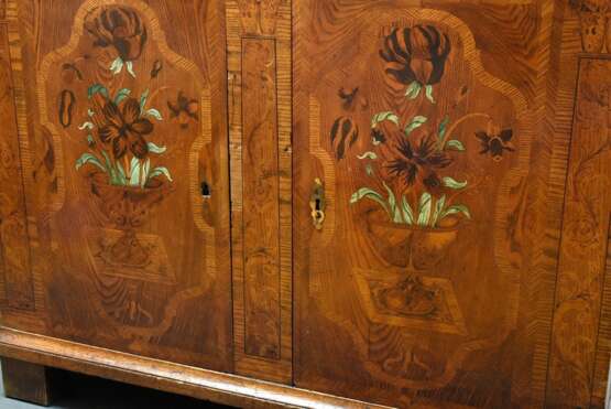 Barock Schreibschrank mit floralen Intarsien aus gefärbtem Elfenbein und Ebenholz "Blumenvasen, Tulpen und Papageien" auf geradem Korpus mit gekröpftem Giebel, doppeltüriger Unterbau mit Einlegeboden und 2 Schüben innen, schräge beidse… - photo 7