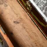 Louis XVI Kommode in gerader Façon mit abgeschrägten Ecken und feinen partiell gefärbten „Draperie und Musikallegorie“ Intarsien sowie grau geäderter Marmorplatte, Original Bronze Beschläge, Frankreich um 1780, 86,5x109x52cm, leichte Gebrauc… - фото 9