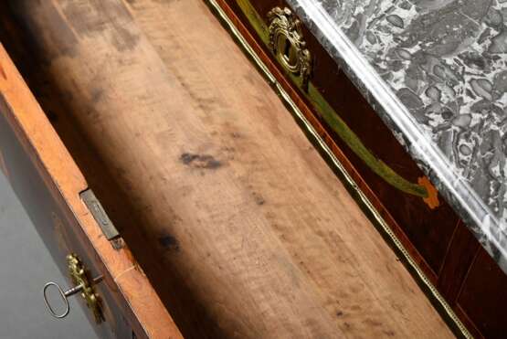 Louis XVI Kommode in gerader Façon mit abgeschrägten Ecken und feinen partiell gefärbten „Draperie und Musikallegorie“ Intarsien sowie grau geäderter Marmorplatte, Original Bronze Beschläge, Frankreich um 1780, 86,5x109x52cm, leichte Gebrauc… - photo 9