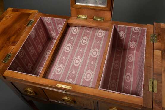 Zierliches Poudreuse Schminkmöbel in gerader Façon mit seitlichen Schüben und mittig aufstellbarem Spiegel, verschiedene Obsthölzer auf Nadelholz furniert, Original Beschläge "Amor mit Pfeil und Bogen", um 1800, 130x75,5x55cm, Interieu… - Foto 7