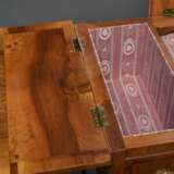 Zierliches Poudreuse Schminkmöbel in gerader Façon mit seitlichen Schüben und mittig aufstellbarem Spiegel, verschiedene Obsthölzer auf Nadelholz furniert, Original Beschläge "Amor mit Pfeil und Bogen", um 1800, 130x75,5x55cm, Interieu… - photo 9
