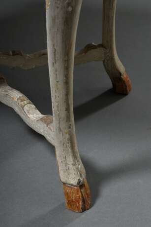 Rokoko Teetisch mit rötlicher Marmorplatte auf geschnitztem Gestell in weiß-goldener Fassung, geschwungene Beine auf Bocksfüßen mit Rocaille Schnitzerei Zarge, wohl Skandinavien, um 1750/1770, 72,5x68x51cm, berieben - фото 5