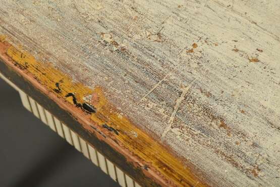 Gustavianischer Küchentisch mit abgerundeter Platte über gerillter Zarge mit Schublade auf Spitzbeinen, grauschwarz gefasst, Schweden 19.Jh., 80x144,5x66cm, Farbfassung berieben - photo 7