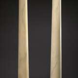 Paar große Säulen mit korinthischen Kapitellen, Holz geschnitzt, hell/gold gefasst, H. ca. 234cm, leichte Defekte - photo 1