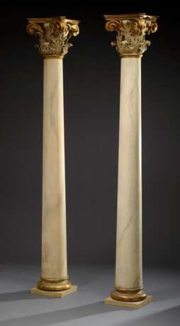 Paar große Säulen mit korinthischen Kapitellen, Holz geschnitzt, hell/gold gefasst, H. ca. 234cm, leichte Defekte - Foto 1
