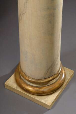 Paar große Säulen mit korinthischen Kapitellen, Holz geschnitzt, hell/gold gefasst, H. ca. 234cm, leichte Defekte - photo 2