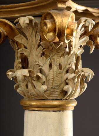 Paar große Säulen mit korinthischen Kapitellen, Holz geschnitzt, hell/gold gefasst, H. ca. 234cm, leichte Defekte - photo 3