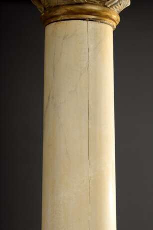 Paar große Säulen mit korinthischen Kapitellen, Holz geschnitzt, hell/gold gefasst, H. ca. 234cm, leichte Defekte - Foto 4