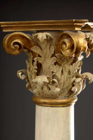 Paar große Säulen mit korinthischen Kapitellen, Holz geschnitzt, hell/gold gefasst, H. ca. 234cm, leichte Defekte - фото 5