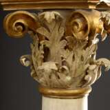 Paar große Säulen mit korinthischen Kapitellen, Holz geschnitzt, hell/gold gefasst, H. ca. 234cm, leichte Defekte - Foto 5