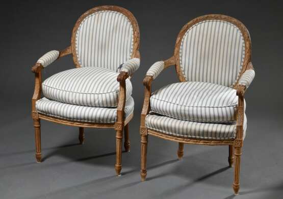 2 Sessel im Louis XVI Stil mit feiner Lorbeerschnitzerei an den ovalen Lehnen, Ende 19.Jh., Weichholz, H. 46/91cm, Streifenbezug ungereinigt mit Defekten - фото 1