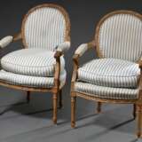 2 Sessel im Louis XVI Stil mit feiner Lorbeerschnitzerei an den ovalen Lehnen, Ende 19.Jh., Weichholz, H. 46/91cm, Streifenbezug ungereinigt mit Defekten - photo 1
