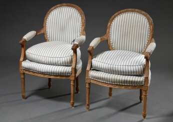 2 Sessel im Louis XVI Stil mit feiner Lorbeerschnitzerei an den ovalen Lehnen, Ende 19.Jh., Weichholz, H. 46/91cm, Streifenbezug ungereinigt mit Defekten