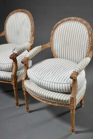 2 Sessel im Louis XVI Stil mit feiner Lorbeerschnitzerei an den ovalen Lehnen, Ende 19.Jh., Weichholz, H. 46/91cm, Streifenbezug ungereinigt mit Defekten - photo 2