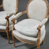 2 Sessel im Louis XVI Stil mit feiner Lorbeerschnitzerei an den ovalen Lehnen, Ende 19.Jh., Weichholz, H. 46/91cm, Streifenbezug ungereinigt mit Defekten - photo 2
