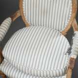 2 Sessel im Louis XVI Stil mit feiner Lorbeerschnitzerei an den ovalen Lehnen, Ende 19.Jh., Weichholz, H. 46/91cm, Streifenbezug ungereinigt mit Defekten - фото 3