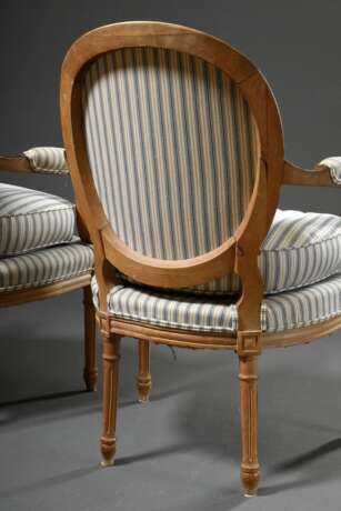 2 Sessel im Louis XVI Stil mit feiner Lorbeerschnitzerei an den ovalen Lehnen, Ende 19.Jh., Weichholz, H. 46/91cm, Streifenbezug ungereinigt mit Defekten - фото 7