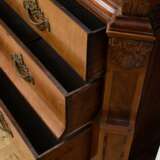 Klassizistischer Altonaer Kabinettschrank mit verglastem Aufsatz über 3-schübigem Kommodenteil, Kälberzahnleiste im Gesims auf seitlichen hälftig kannelierten Halbsäulen mit feuervergoldeten Bronze Beschlägen ruhend, um 1780, Mahagoni auf Eiche… - фото 7