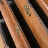 Klassizistischer Altonaer Kabinettschrank mit verglastem Aufsatz über 3-schübigem Kommodenteil, Kälberzahnleiste im Gesims auf seitlichen hälftig kannelierten Halbsäulen mit feuervergoldeten Bronze Beschlägen ruhend, um 1780, Mahagoni auf Eiche… - Foto 8