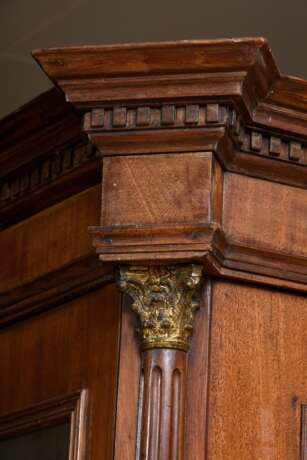 Klassizistischer Altonaer Kabinettschrank mit verglastem Aufsatz über 3-schübigem Kommodenteil, Kälberzahnleiste im Gesims auf seitlichen hälftig kannelierten Halbsäulen mit feuervergoldeten Bronze Beschlägen ruhend, um 1780, Mahagoni auf Eiche… - Foto 10