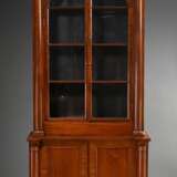 Zweiteiliges George III Bookcase in architektonischer Formensprache mit seitlichen Halbsäulen und halbrund abschließenden Vitrinentüren, England um 1820/1830, Mahagoni auf Eiche furniert, 236,5x115x45,5cm, kleine Furnierdefekte - Foto 1