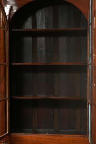 Zweiteiliges George III Bookcase in architektonischer Formensprache mit seitlichen Halbsäulen und halbrund abschließenden Vitrinentüren, England um 1820/1830, Mahagoni auf Eiche furniert, 236,5x115x45,5cm, kleine Furnierdefekte - photo 3