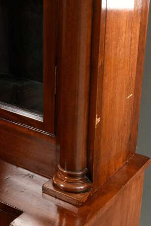 Zweiteiliges George III Bookcase in architektonischer Formensprache mit seitlichen Halbsäulen und halbrund abschließenden Vitrinentüren, England um 1820/1830, Mahagoni auf Eiche furniert, 236,5x115x45,5cm, kleine Furnierdefekte - photo 4