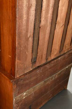 Zweiteiliges George III Bookcase in architektonischer Formensprache mit seitlichen Halbsäulen und halbrund abschließenden Vitrinentüren, England um 1820/1830, Mahagoni auf Eiche furniert, 236,5x115x45,5cm, kleine Furnierdefekte - Foto 6