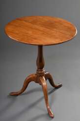 Kleiner Snaptop Tisch auf Mittelsäule über Tripod Fuß, England um 1800, Kirsche, H. 69,5cm, Ø 57,5cm, Platte restauriert