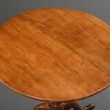 Kleiner Snaptop Tisch auf Mittelsäule über Tripod Fuß, England um 1800, Kirsche, H. 69,5cm, Ø 57,5cm, Platte restauriert - фото 2