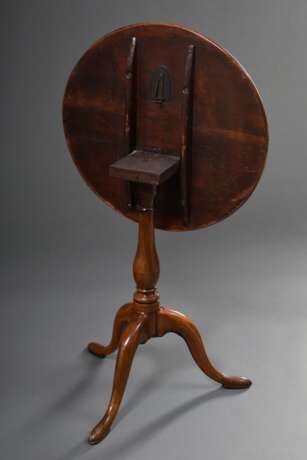 Kleiner Snaptop Tisch auf Mittelsäule über Tripod Fuß, England um 1800, Kirsche, H. 69,5cm, Ø 57,5cm, Platte restauriert - фото 5