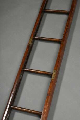 Taylor Faltleiter zum Ausklappen (sog. Stickladder oder Foldingladder) mit Messing Verschluss, darauf punziert "Taylor Patent", Ende 19.Jh., 7 Sprossen, ausgeklappt 262x29cm, eingeklappt 287x6cm Gebrauchsspuren, oberste Sprosse fehlt - фото 1