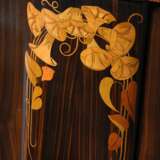 Art Deco Schrank in Art von Emile-Jacques Ruhlmann (1879-1933) mit sparsamer Intarsie „Winden“ und beweglichen Bronze "Quasten" Griffen, um 1925, Obst- und Makassar Ebenholz, 179x145x42cm, Provenienz: Slg. Karin Szekessy u. Paul Wunderl… - photo 3