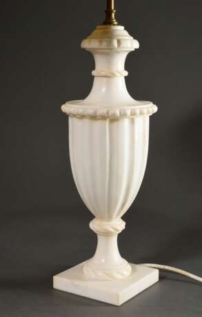 Tischlampe mit klassischem Alabaster Vasenfuß auf eckiger Plinthe, 20.Jh., H. 67,5cm - Foto 2