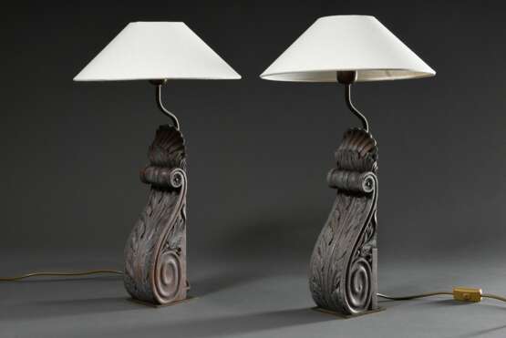 Paar Tischlampen in Volutenform mit Akanthusblättern, Holz geschnitzt und grau gefasst, 20.Jh., H. 62cm - Foto 1
