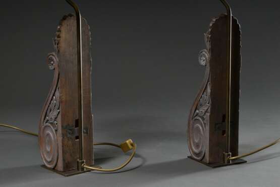 Paar Tischlampen in Volutenform mit Akanthusblättern, Holz geschnitzt und grau gefasst, 20.Jh., H. 62cm - фото 4
