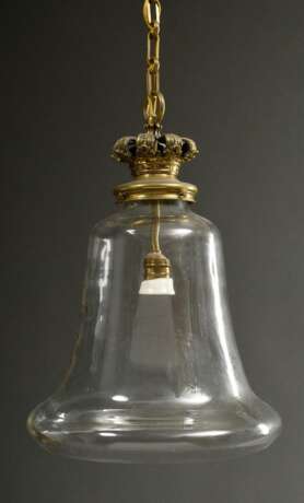 Deckenlampe mit glockenförmiger Glaskuppel und Gelbguss "Kronen" Montierung, 20.Jh., elektrifiziert, H. 48cm - фото 1