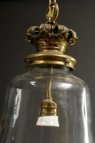 Deckenlampe mit glockenförmiger Glaskuppel und Gelbguss "Kronen" Montierung, 20.Jh., elektrifiziert, H. 48cm - Foto 2