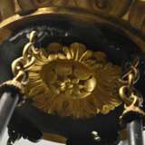 Großer 12-flammiger Empire Bronze Deckenleuchter mit feuervergoldeten Blattfriesen und bärtigen Mascarons sowie Rosalinglas Tropfschalen an den Leuchterarmen, 19.Jh., elektrifiziert, H. ca. 105cm, Ø ca. 70cm - Foto 6