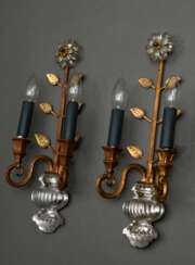 Paar „Vasen“ Wandlampen im Maison Baguès Stil, vergoldetes Metall mit geschliffenem Spiegelglas und Prismenblüten, handgefertigte Halbschirme, 2flammig, Frankreich 20.Jh., H. 46cm