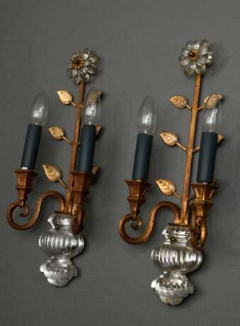 Paar „Vasen“ Wandlampen im Maison Baguès Stil, vergoldetes Metall mit geschliffenem Spiegelglas und Prismenblüten, handgefertigte Halbschirme, 2flammig, Frankreich 20.Jh., H. 46cm - photo 1