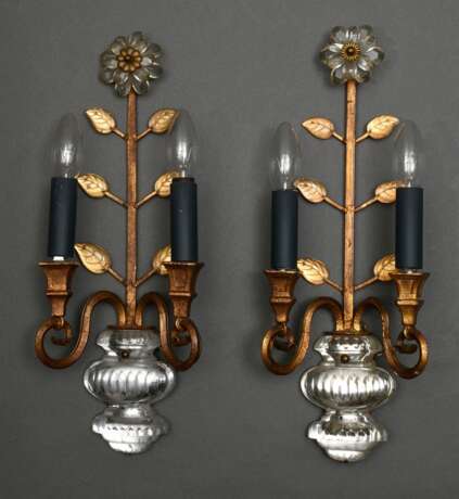 Paar „Vasen“ Wandlampen im Maison Baguès Stil, vergoldetes Metall mit geschliffenem Spiegelglas und Prismenblüten, handgefertigte Halbschirme, 2flammig, Frankreich 20.Jh., H. 46cm - photo 2