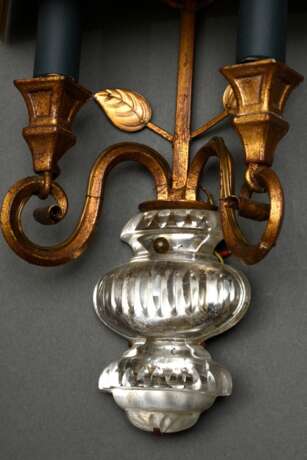 Paar „Vasen“ Wandlampen im Maison Baguès Stil, vergoldetes Metall mit geschliffenem Spiegelglas und Prismenblüten, handgefertigte Halbschirme, 2flammig, Frankreich 20.Jh., H. 46cm - photo 4