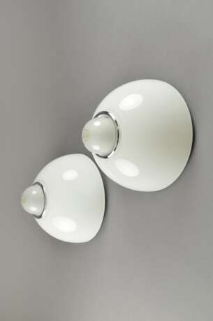 Paar weiße Artemide Wandlampen, Modell "Tilos", Entw.: Ernesto Gismondi, 90er Jahre, Milchglas mit Metall Montierung, H. 11cm (ohne Leuchtmittel), Ø 20cm - photo 1