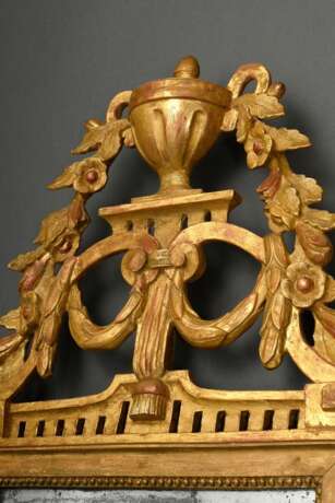 Französischer Konsolspiegel mit geschnitzter Vasenbekrönung und Lorbeerfestons, Holz vergoldet, altes Spiegelglas, 124,5x53,5cm - фото 3