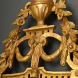 Französischer Konsolspiegel mit geschnitzter Vasenbekrönung und Lorbeerfestons, Holz vergoldet, altes Spiegelglas, 124,5x53,5cm - photo 3