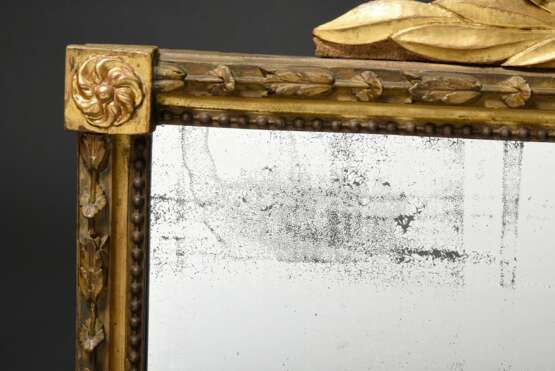 Großer querformatiger Kaminspiegel mit vergoldeter Schnitzerei Bekrönung „Fackel und Köcher“ im Louis XVI Stil, 100x98,5cm, min. Defekte - Foto 6