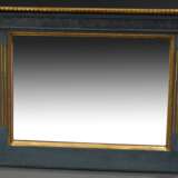 Querformatiger Spiegel in antikisierender Façon mit Mäander, blau-gold gefasst, 70x92,5cm, leichte Gebrauchsspuren - photo 1