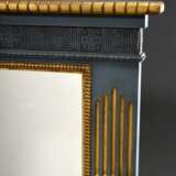 Querformatiger Spiegel in antikisierender Façon mit Mäander, blau-gold gefasst, 70x92,5cm, leichte Gebrauchsspuren - фото 2